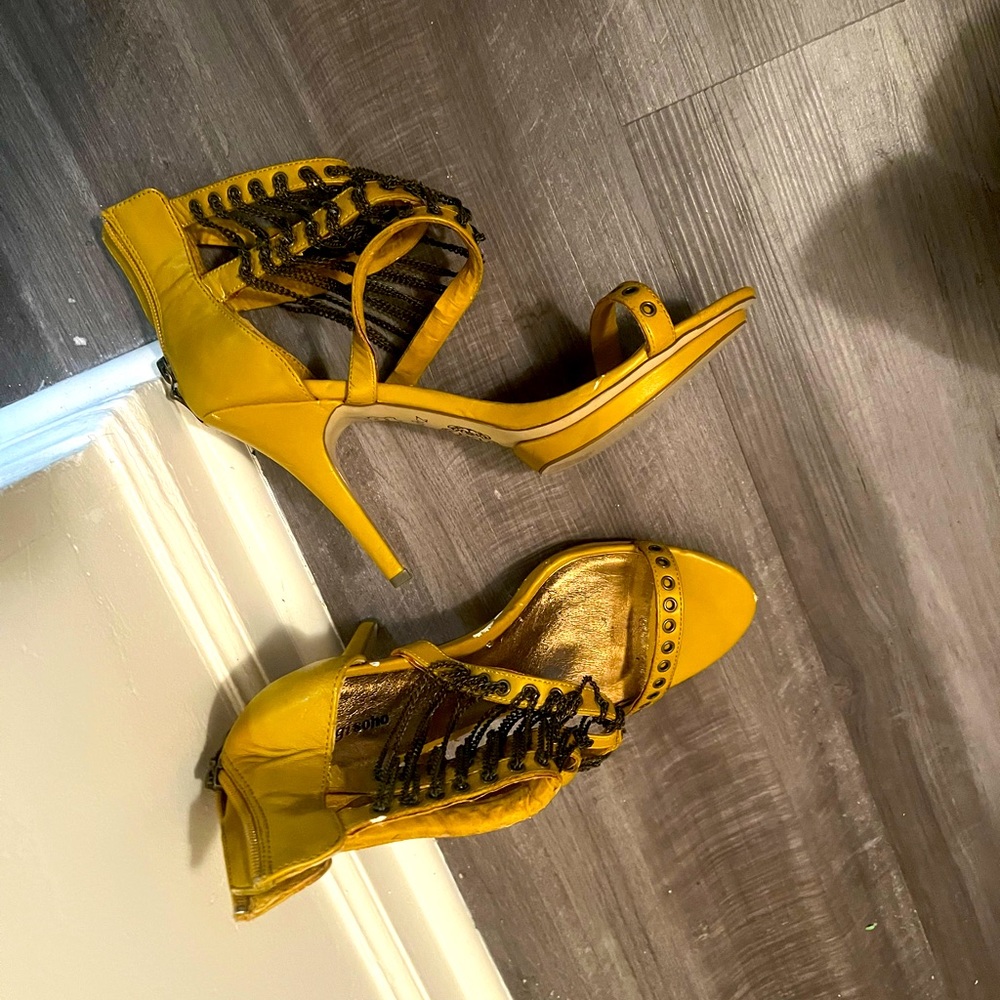 Mustard heels size 11
